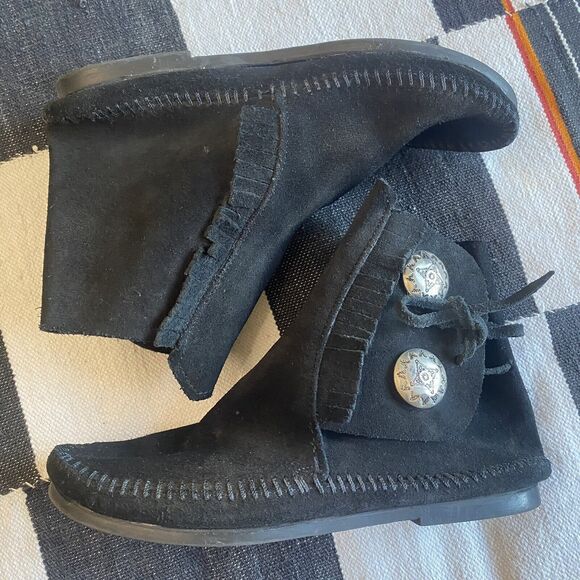 Vintage Minnetonka Moccasin Black Suede Ankle Boots. Conchos & Suede Tie. Size 6 - Picture 2 of 10